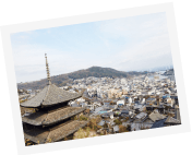 写真:街を見下ろしています。天寧寺 海雲塔や、たくさんの家や、海と山が写っています。